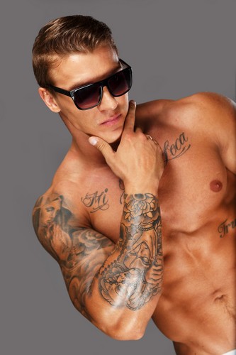 Handsome,Man,In,Sunglasses,With,Muscular,Tattooed,Torso